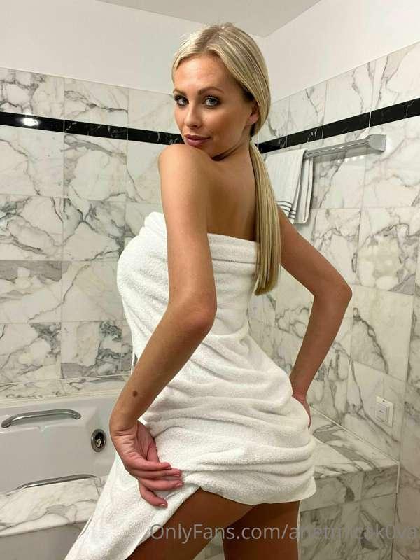 Unlock to drop my towel baby 👀😏