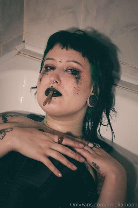 some pics from my lates photoshoot🖤I think I look cool here ..