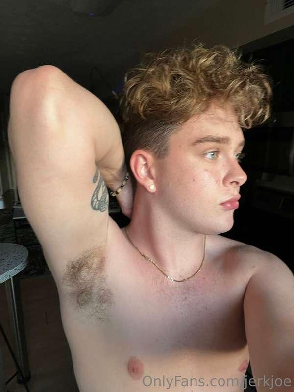 wish someone was sniffing & licking my pits rn