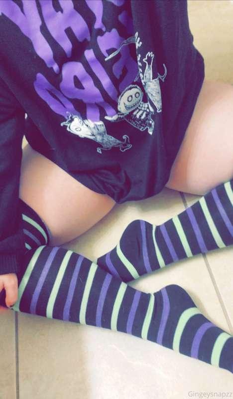 Thigh high Thursday 💜💚