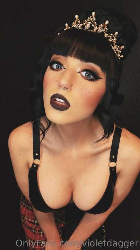 I’m really loving the black lipstick recently 💀👑