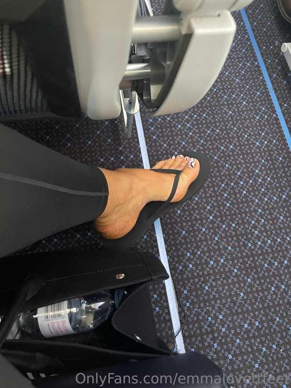 All the crew was staring at my feet ✈️