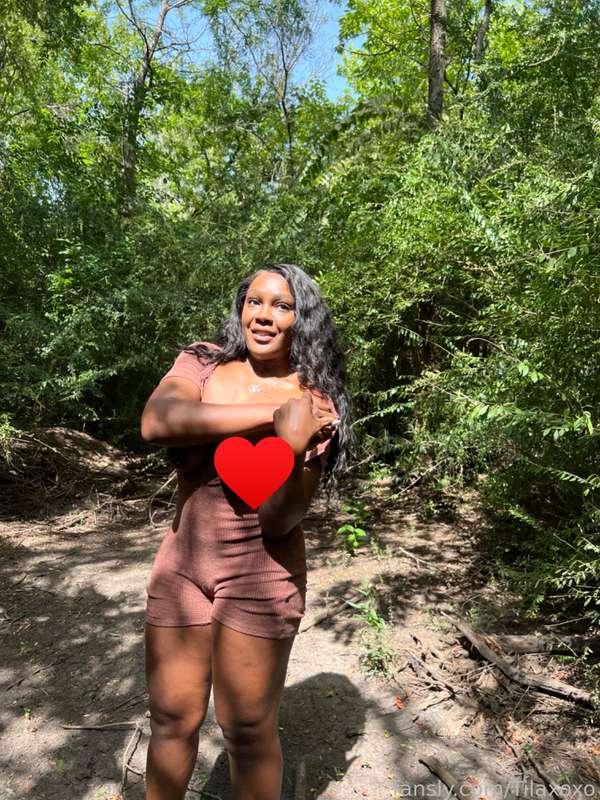 Looking innocent knowing damn well I’m not 😅😈


#flashing #public #boobs #outdoor #exhibitionist 