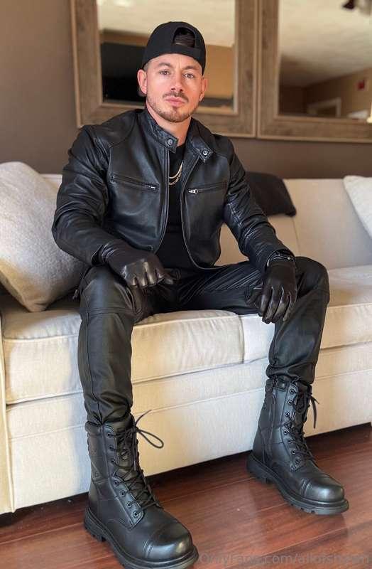 Happy fetish Friday! Today daddy in FULL leather gear. Two P..