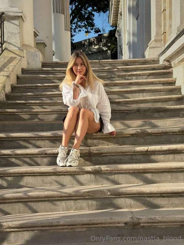 The sun is shining, and the wind is playing with my hair 💕 B..