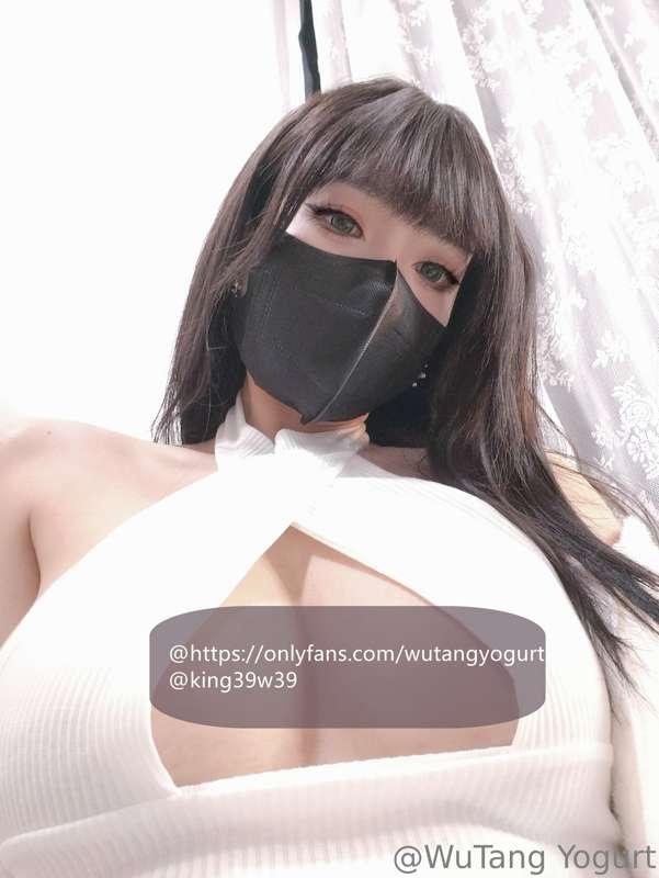 一个月更新一组好像没办法满足到大家
所以在强烈的私信要求，这个月在来一组口罩娘
试看快速的更新一组手机自拍

希望大家喜..