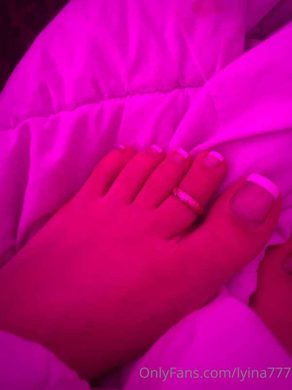 let my pretty little perfect toes destroy your life and fina..