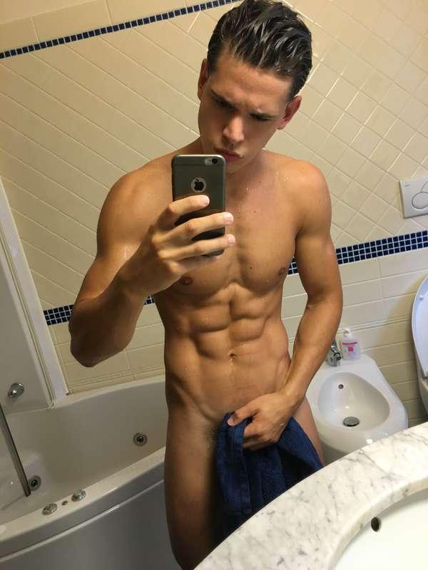 Post shower selfie 🚿