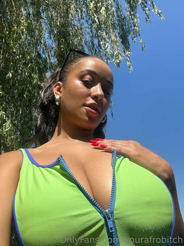 Take a dive with me 🏊🏽‍♀️💋