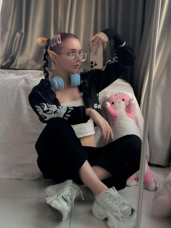 good morning
and… new outfit!🤍

#fyp #geekgirl #altgirl #alternative #geek #glasses #elfgirl #babyface