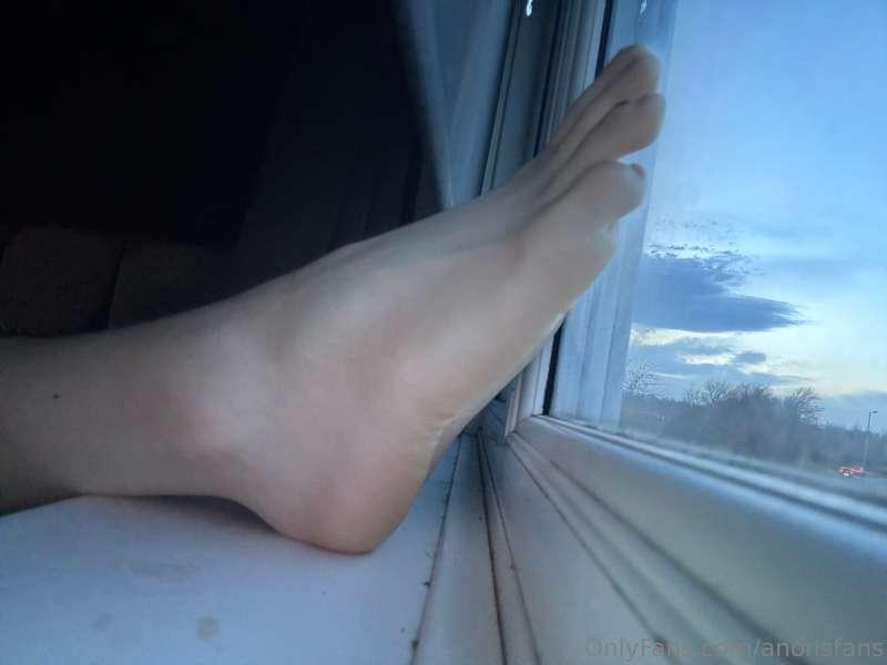 I decided to show the neighbours my feet 😏