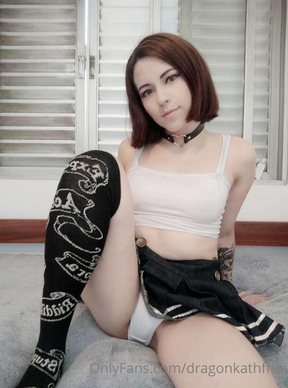 Heey babes!
Im showing much more of my white panties at @dra..