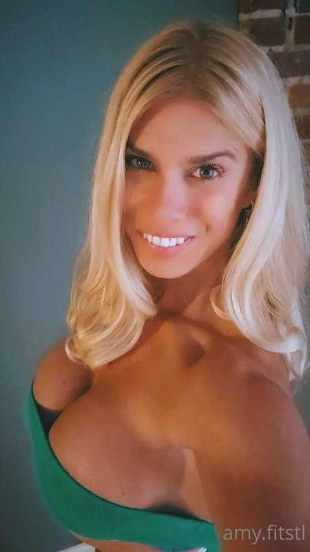 OMG loved going out in this 💚dress but had even more fun tak..