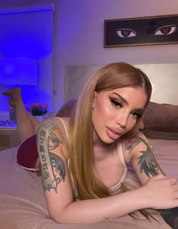Late night selfie 🥰 come to bed and suck mommy’s cock..? 😚