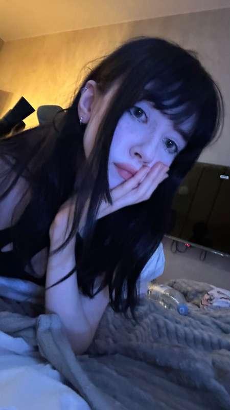 Hi :3 Today was a hard day but I got all the necessary documents and I'm going on a trip soon, also my friend is coming soon for her birthday and I'm thinking of doing mine too, I think I'll host a stream on my birthday , don't you want to spend this day with me?
#egirl #goth 