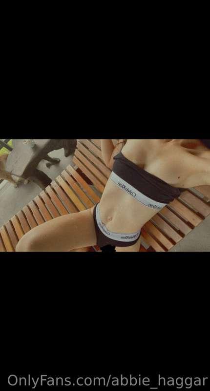 If you wanna see this photo topless or nipslip message me he..