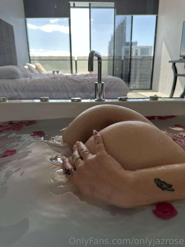 Hungry little hole waiting to be pleasured 🍑