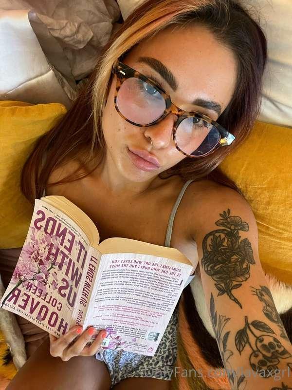 Wanna just stay in and read with me? 😏