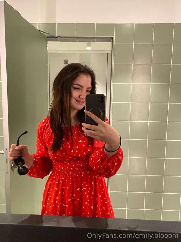 Catching every eye in this red number 😏👗 How do I look?