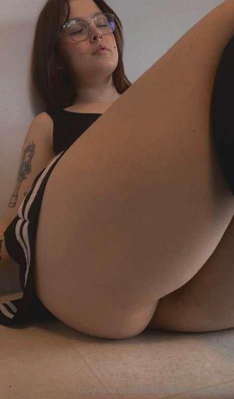 Ton visage entre mes cuisses, svp😏