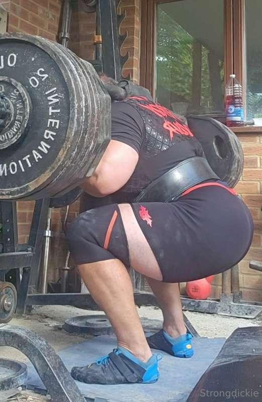 That's what a proper ass looks like! Big and thicc! 700lbs w..