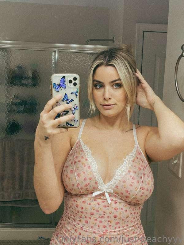 Slipping this dress off in your DMs 🌸