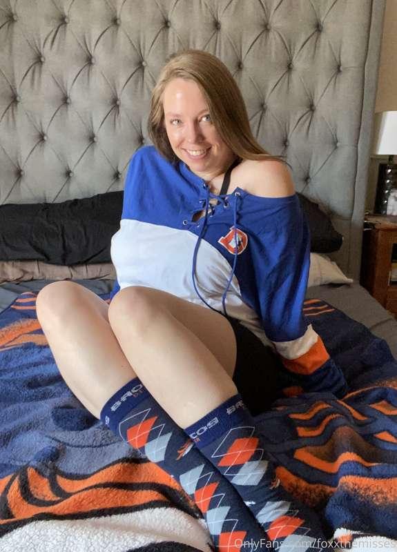 Go Broncos!! Who’s rooting for me to get naked today? 
🧡 💙🧡💙..