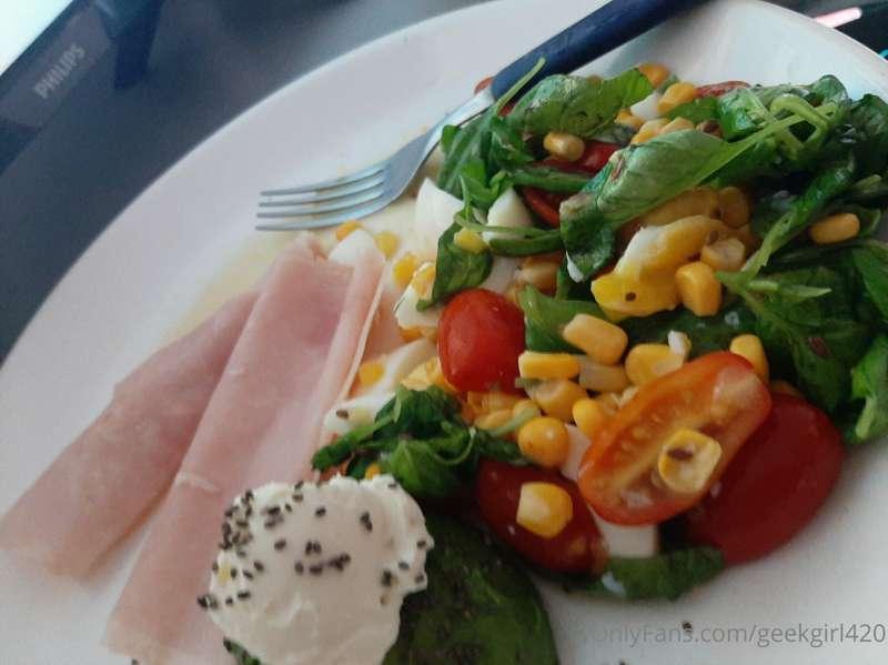 EAT HEALTHY IT'S SUPER YUMMY TAKE CARE OF YOURSELF DADDY!!  ..
