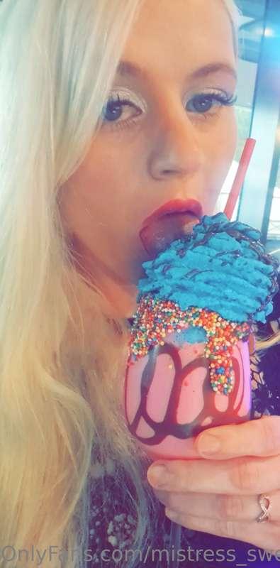 Tell me what else is delicious and sweet? 😜🤪😝😜🤪😝🍡🧁🍨🍧🍦🍰🍭🍬