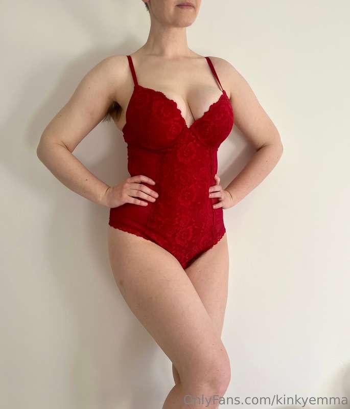 Love this lingerie so much! It hugs my curves so perfectly 😍