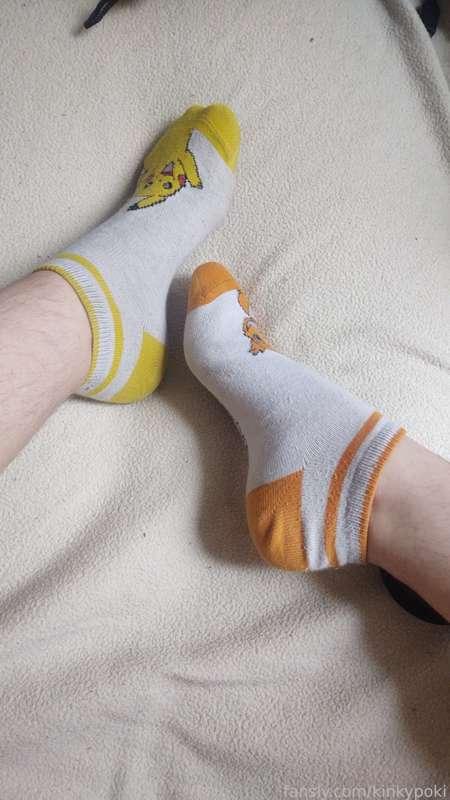 happy #feetfriday ! 

Pick one, Pikachu or Charmander? 😶


#feet #footfetish #socks #pokémon 