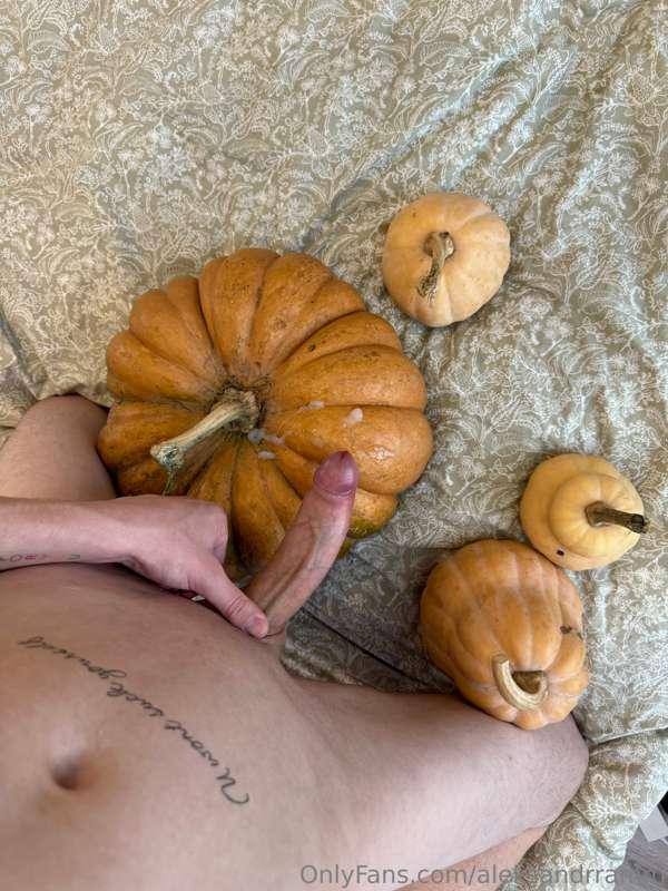 I want to play with this pumpkin, 🌙why don't we do it togeth..