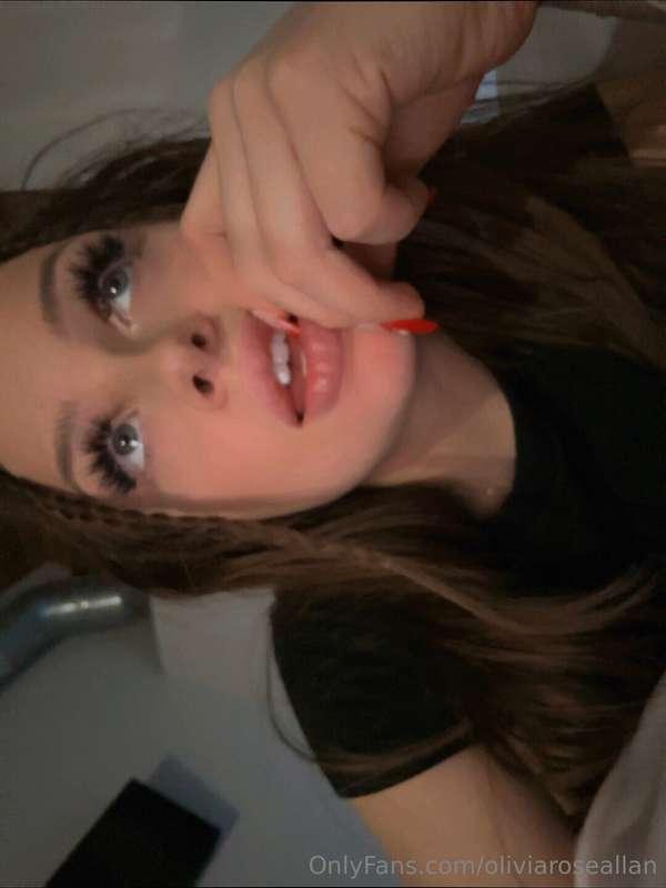 Soooo bored rn 😈 wanna keep me company? 🙈