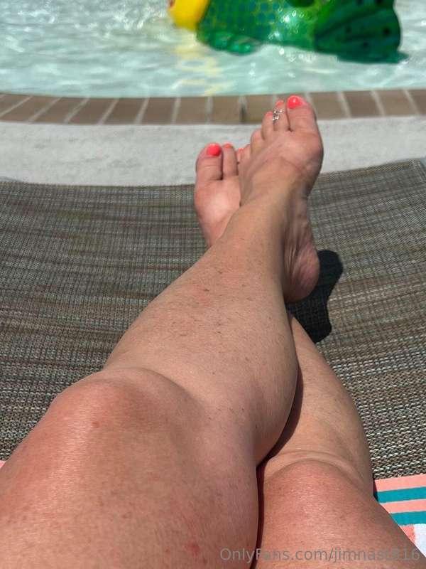 https://onlyfans.com/sole2toes102

If you are into petite wo..