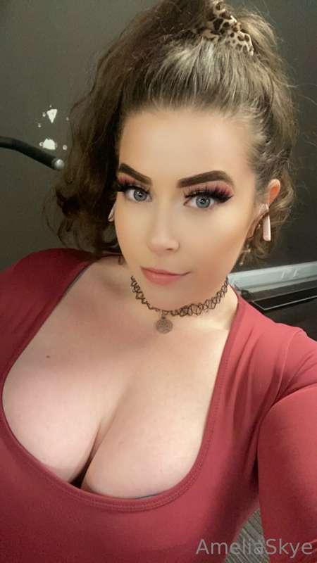 Happy weekend 👀😈 
I was wondering which would you rather im ..