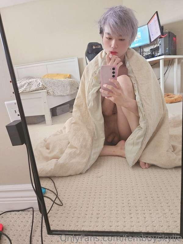 Need cuddles ;-;