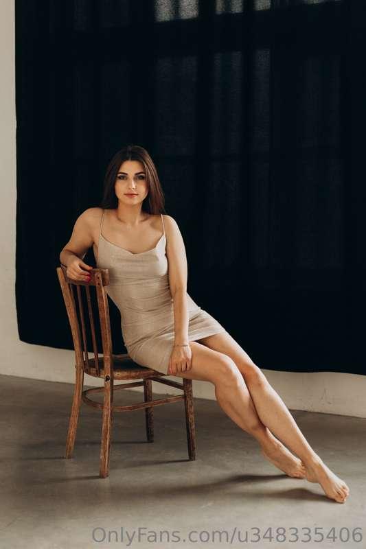 A beautiful white dress complemented by chic makeup?🤔 Sounds..