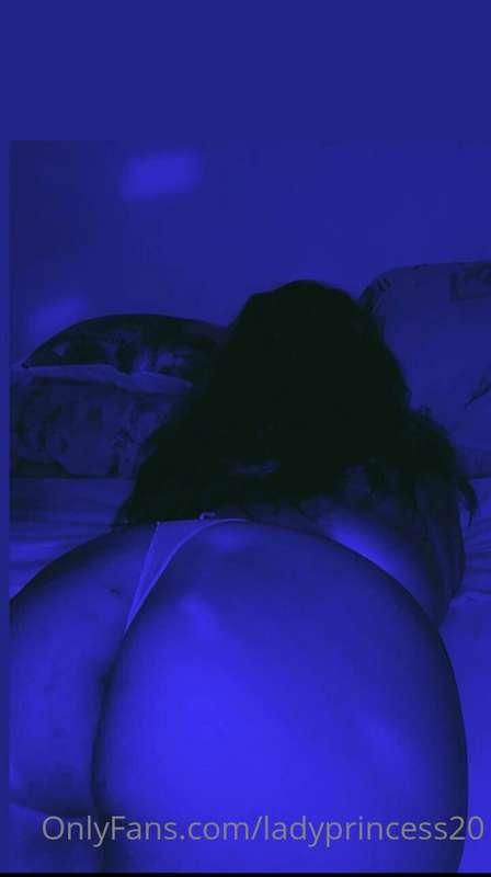 who sleeps with me? 😏