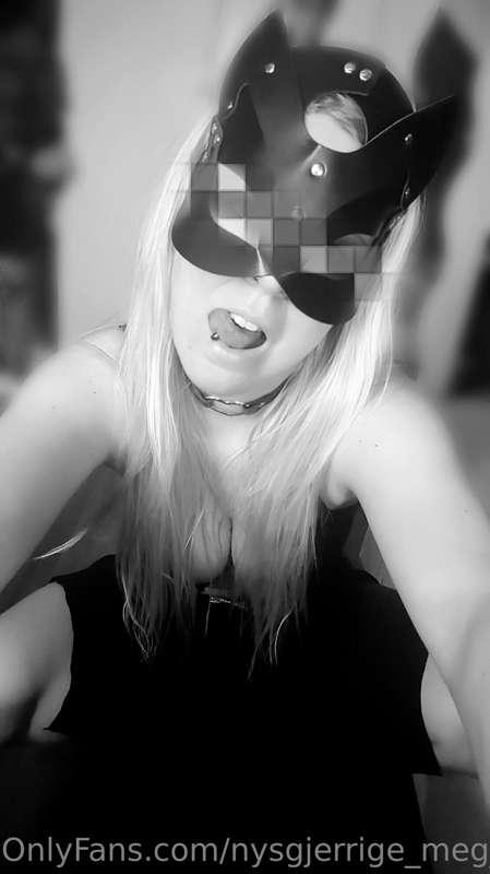Crouching down, looking up at 
you with needs in my eyes 👀💋