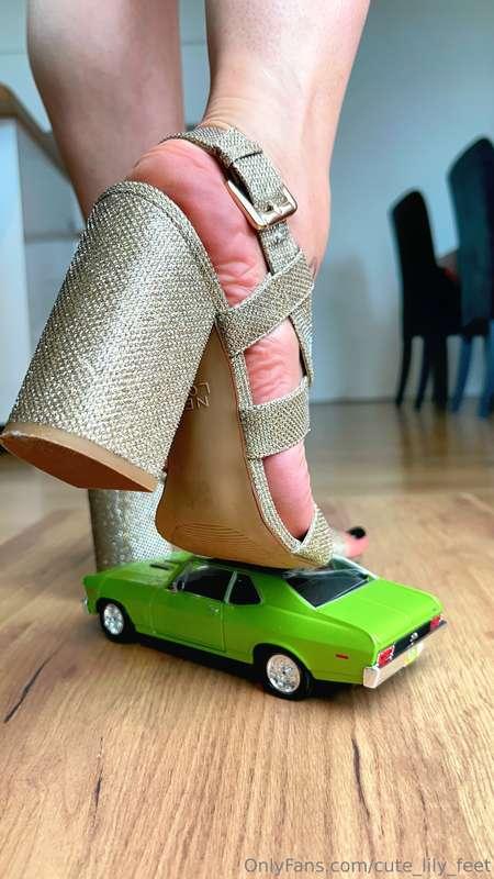 Who likes crushing? 🤭😈 13min video is now available on @cute..