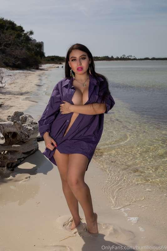 Walk by my side papasito!! I’m not wearing a bra ☺️