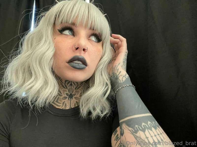do you like dark lipstick on me?