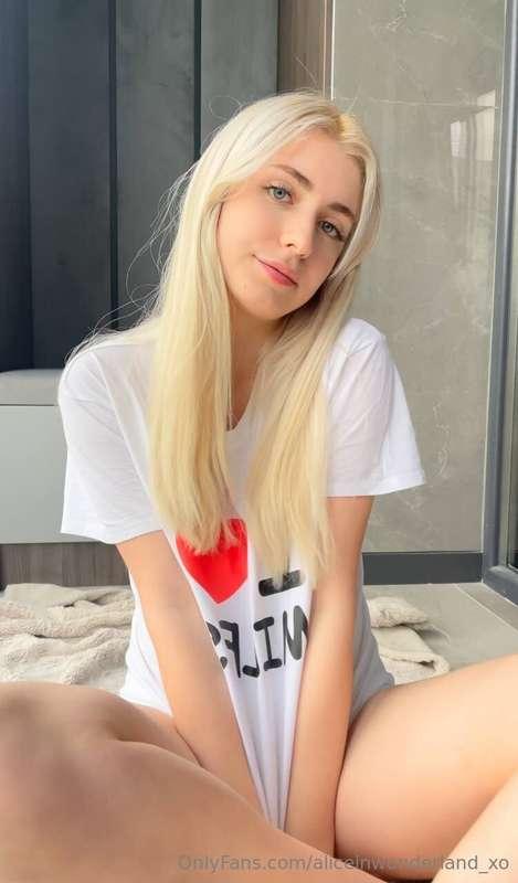 Can you hold my T-shirt for me?😇