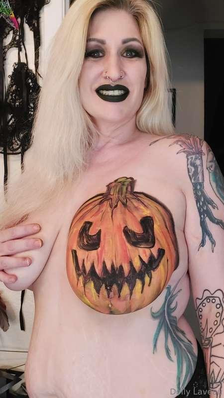 Jackolantern Titty! Watch me body paint myself & then watch ..