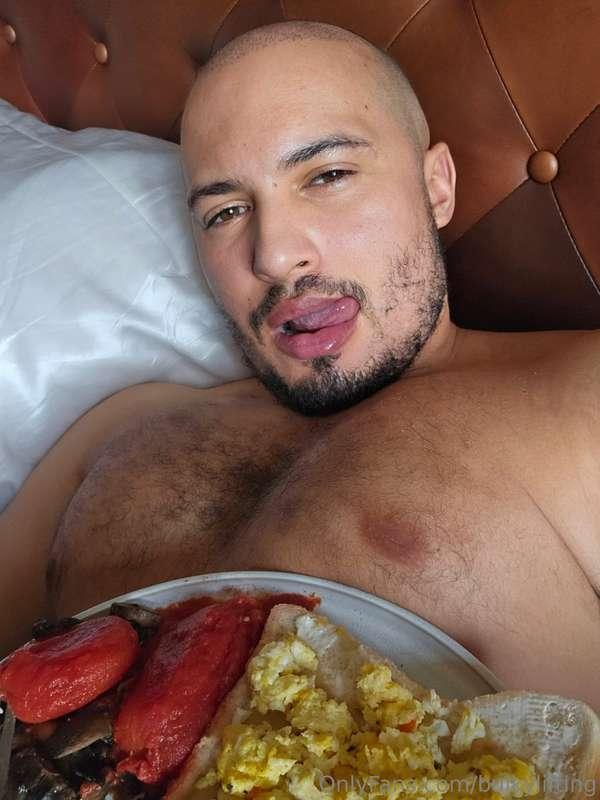 A good old fried breakfast in bed for a Bulking fatty what w..