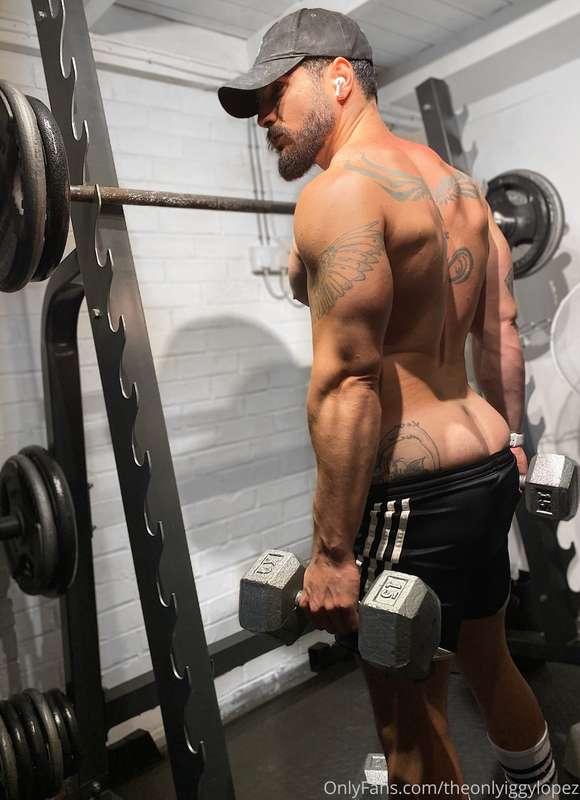 WHO LIKES WORKING OUT TOPLESS? AND COMMANDO?;) YOU SHOULD SE..