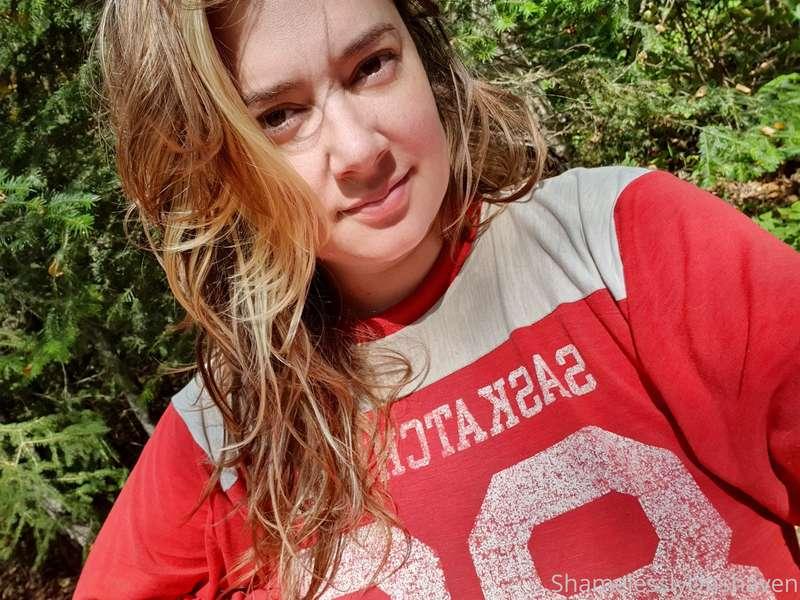 Swipe to see the sun kiss my pussy ;)