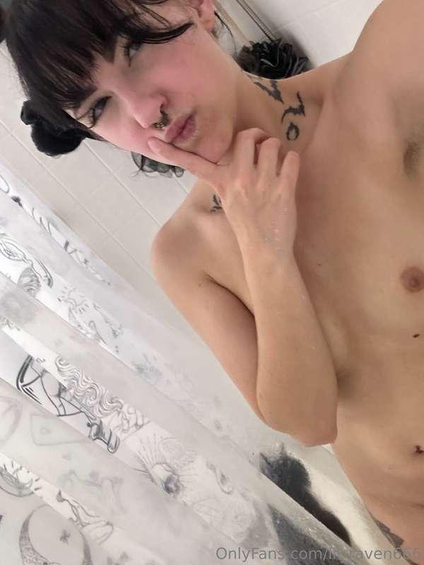 I can never shower alone (can you spot the photobomber??)