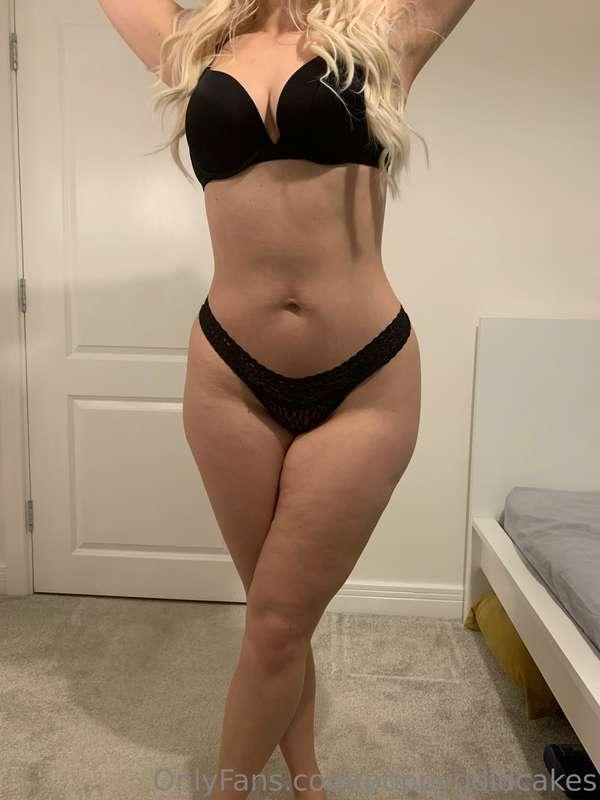 a curvy goldie ready to eat 😋