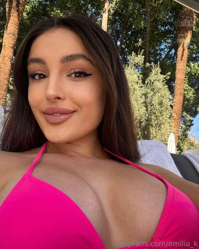 I love pink swimsuits like this one 👙❣️